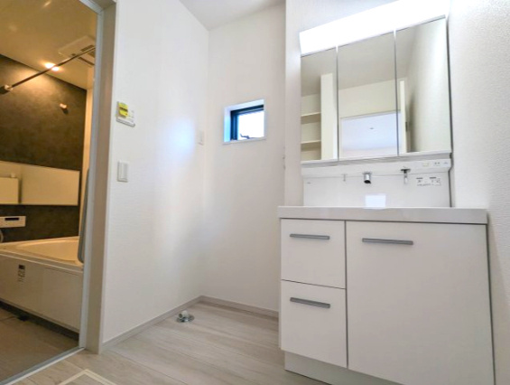 水戸市平須町　13期の洋室|明るい洋室です。採光・通風が良く毎朝気持ち良く起床ができ・・日中も日差しが降り注ぐ～暖かいお部屋です（同施工物件写真）