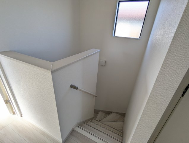 水戸市平須町　13期の内装|窓付きの階段は明るく、手すり付きで小さなお子様でも安心です