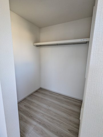 水戸市平須町　13期の収納|ウォークインクローゼットには衣類だけでなく、趣味のグッズもたっぷり収納できます