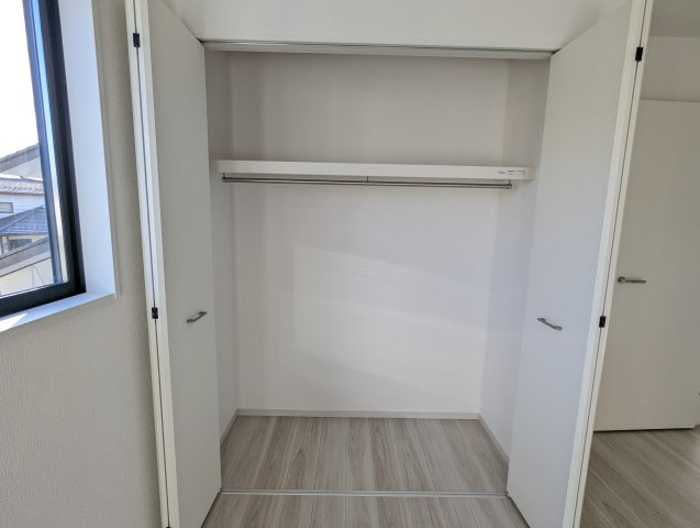 水戸市平須町　13期の収納|広々クローゼットがあり、お部屋をすっきりとお使いいただけます。