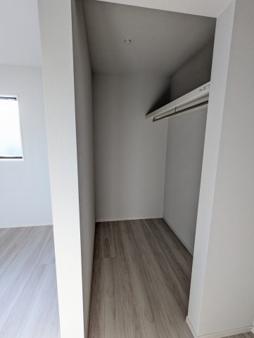 水戸市平須町　13期の収納|衣類だけでなく、小物も上の棚に収納できて大変便利です！