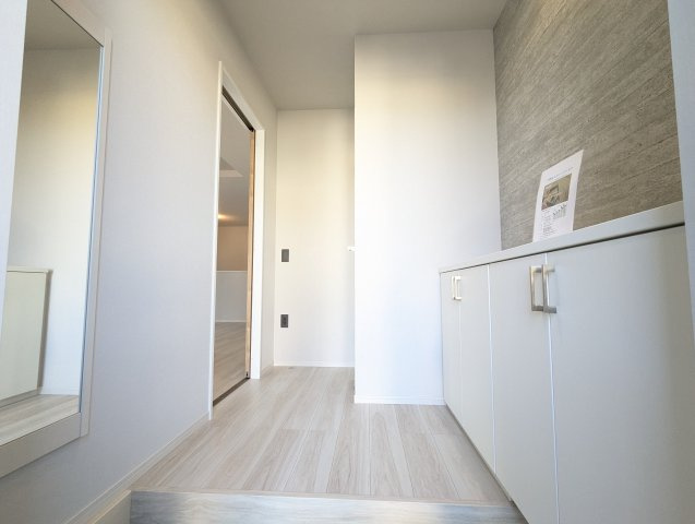 水戸市平須町　13期の玄関|玄関写真です。収納スペースがたっぷりございます♪