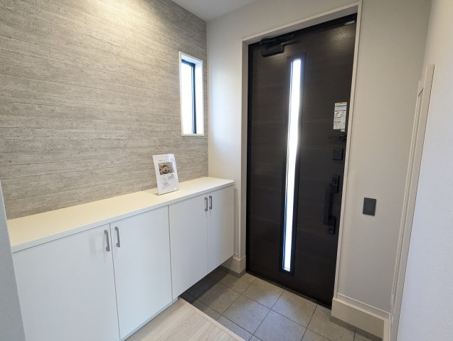 水戸市平須町　13期の玄関|玄関窓から光が差し込む明るい玄関です！白を基調としているのでスッキリとしています♪