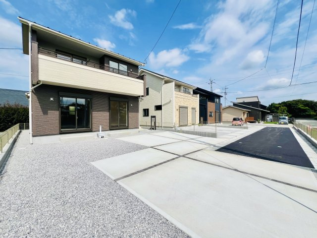 高崎市下佐野町の前面道路含む現地写真|駐車スペース広々♪