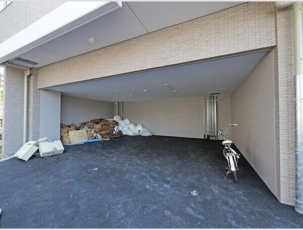 エスリード難波AGREAの駐車場