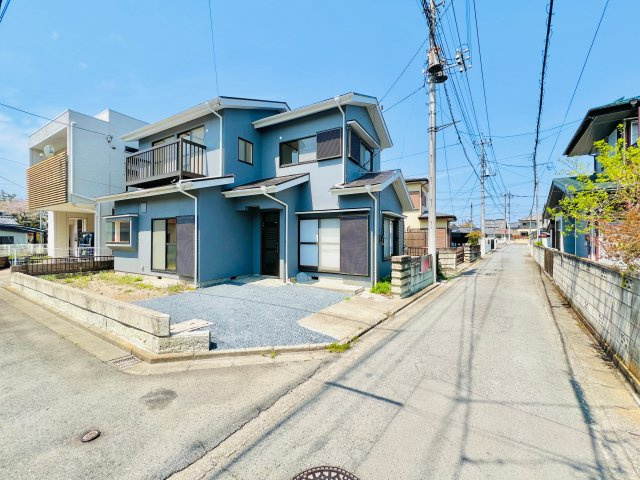 高崎市倉賀野町中古住宅の外観|車の通りも少ないので焦らず駐車ができます♪