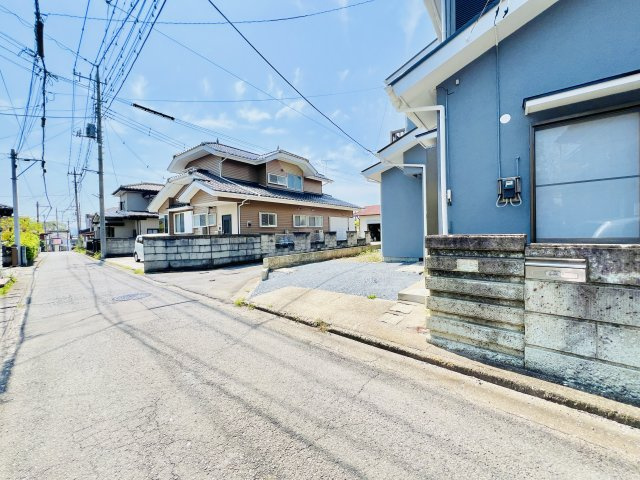 高崎市倉賀野町中古住宅の前面道路含む現地写真|閑静な住宅地で駐車も楽々♪