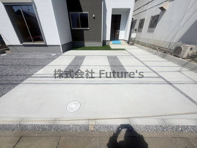 吉川市新栄2丁目　新築戸建　全1棟の駐車場|カースペース並列4台駐車可能です（車種制限あり）