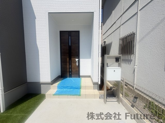 吉川市新栄2丁目　新築戸建　全1棟のエントランス|玄関アプローチの写真です