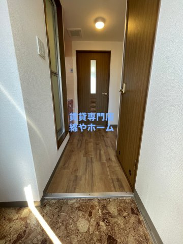 ドエル堀江南の玄関|収納もある玄関です