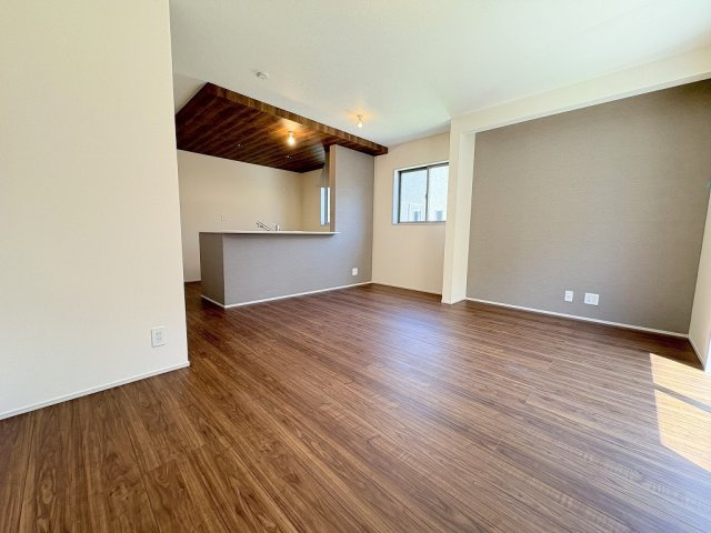 吉川市新栄2丁目　新築戸建　全1棟の居間・リビング|同施工会社の参考写真になります。