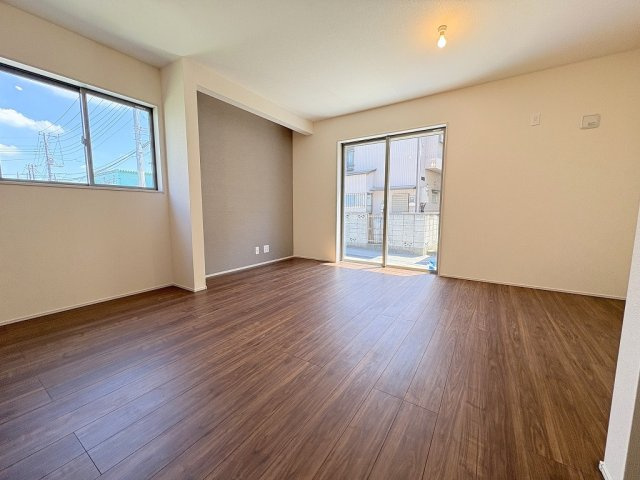 吉川市新栄2丁目　新築戸建　全1棟の居間・リビング|同施工会社の参考写真になります。