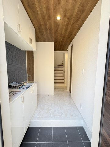 吉川市新栄2丁目　新築戸建　全1棟の玄関|同施工会社の参考写真になります。