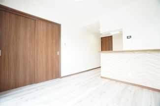 【居間・リビング】 | AQUE23 | ※同物件・反転タイプの写真です。