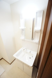 【洗面所】 | AQUE23 | ※同物件・反転タイプの写真です。