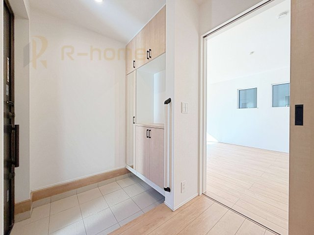 取手市青柳第3期　新築戸建て　7号棟の玄関|お出かけ時に嬉しいミラー付きのシューズボックス！安心の手すり付きの玄関です♪