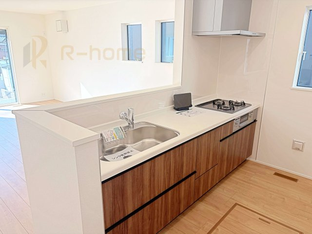 取手市青柳第3期　新築戸建て　7号棟のキッチン|料理をしながら家族とコミュニケーションが取れる対面式システムキッチン。