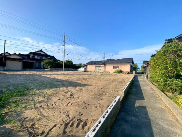 大崎売土地（更地）の前面道路含む現地写真|敷地裏の道路は里道になり、建築基準法上の道路には該当しません。