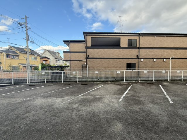 マンション桂風の駐車場