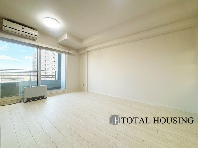 【居間・リビング】 | セザールガーデン札幌 | 大きく開いた窓からは、明るい陽射しが射し込みます。
爽やかな風が吹き抜ける心地良いリビングには、自然と家族が集まります。