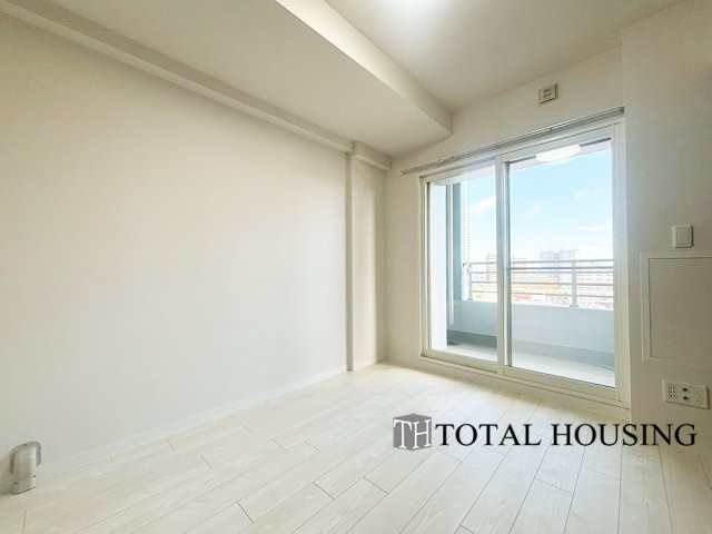 【洋室】 | セザールガーデン札幌 | 洋室　約5.5帖
開放的なバルコニー直結のお部屋です。大きな窓はお日様の光をたっぷり取り込み、明るく癒されるプライベートルームになりそうです。のんびり読書なども良いですね♪