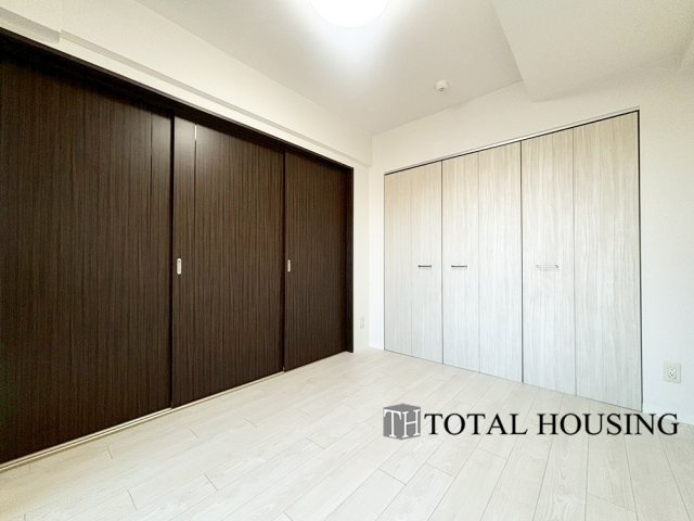 【洋室】 | セザールガーデン札幌 | 洋室　約5.5帖
普段は開け放して広々リビングとして使用。家事をしながらお子さんに目を配れます◎来客時にはお洗濯などの見せたくないものを隠したり、お客様の就寝スペースとして使用することもできます。