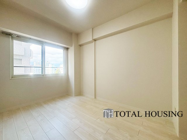 【洋室】 | セザールガーデン札幌 | 洋室　約6.0帖
広々とした居住空間は日々の暮らしを彩り、心のやすらぎと満足感を与えてくれます。通風と採光を考慮した設計は子供たちはのびのび育ち、家族でくつろぎと団らんを生み出します。