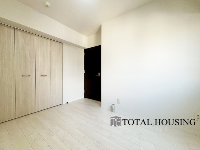 【洋室】 | セザールガーデン札幌 | 洋室　約6.0帖
家具を設置してもゆとりのある広さで、主寝室におすすめのお部屋です。季節ごとの衣類をまとめて収納できるWICが備わっています。