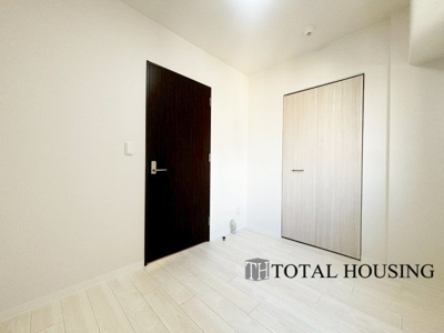 【洋室】 | セザールガーデン札幌 | 洋室　約4.1帖
充分な広さと収納機能を備えた部屋はお子様の自発性と成長を促します。お子様の成長を支える、勉強や好きなことに没頭する学びの空間にどうぞ。