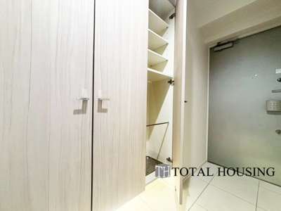 【玄関】 | セザールガーデン札幌 | 人を迎え入れる最初の場所だからこそ、清潔感と余裕のある玄関スペースです♪散らかりがちな玄関ですが、トールサイズの玄関収納を設けたのでいつでもスッキリとした場所を保てます。