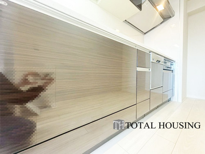 【キッチン】 | セザールガーデン札幌 | LDKを広く使え、料理に集中することができる壁付けタイプのキッチンです。上下に収納が設けられ、調理用品や食器類をすっきりと収納できます◎