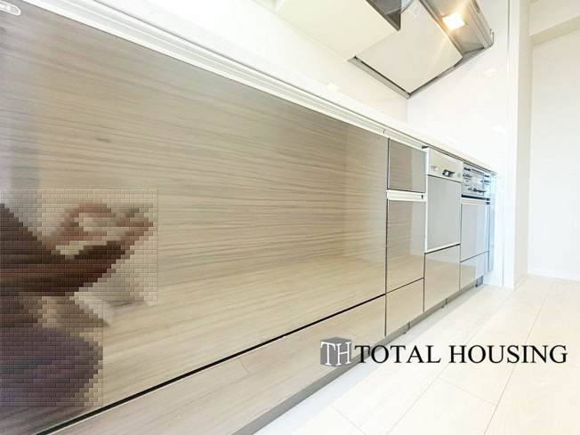 【キッチン】 | セザールガーデン札幌 | LDKを広く使え、料理に集中することができる壁付けタイプのキッチンです。上下に収納が設けられ、調理用品や食器類をすっきりと収納できます◎