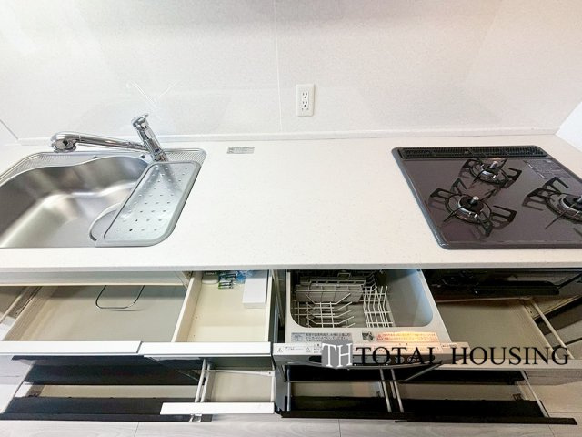 【キッチン】 | セザールガーデン札幌 | 食器洗乾燥機付きで家族の食器もピカピカ。後片付けもラクラクこなせて、日々の生活には欠かせない便利設備。環境にもママの手にも優しいのがうれしいですね。