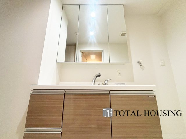 【独立洗面台】 | セザールガーデン札幌 | 一日の始まりの朝、歯磨きをしたりメイクや髪をセットしたり・・・使いやすさが考えられた3面鏡です♪シャワー付水栓で洗面台でのシャンプーや毎日の掃除に大変便利ですね♪