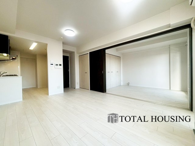 【居間・リビング】 | セザールガーデン札幌 | 居室と隣接しており、引き戸を開放してリビングに空間を作ることもできます。リビングは毎日の暮らしの質を左右するメインステージ。住む人が快適に、健やかに過ごせるリビングで憩いの時間を。