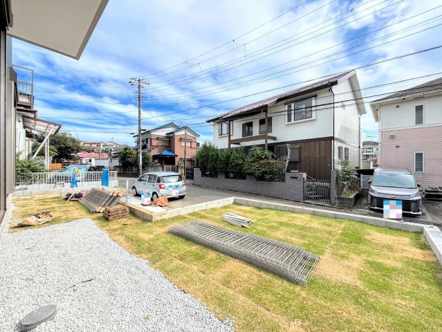 港南区芹が谷１丁目　新築戸建ての庭|◆お手入れのしやすいちょうどよいサイズ感のお庭付き。植栽や家庭菜園等多目的にご利用いただけるプライベート空間。
