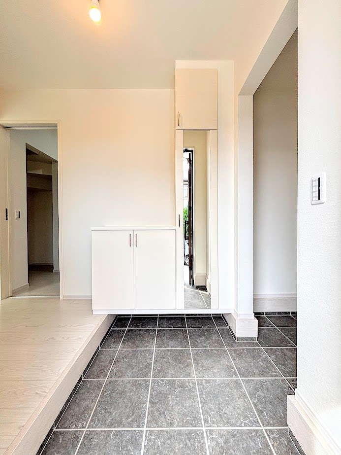 港南区芹が谷１丁目　新築戸建ての玄関|◆明るい玄関です！散らかりやすい玄関もスッキリする大容量のシューズボックス付き。
