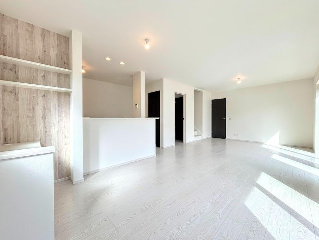 港南区芹が谷１丁目　新築戸建ての居間・リビング|◆広々としたリビング・ダイニングは、シックでモダンな内装。落ち着いた雰囲気に包まれて、伸びやかな空間のなかで、ゆったりと家族団らんのひとときを過ごせます。
