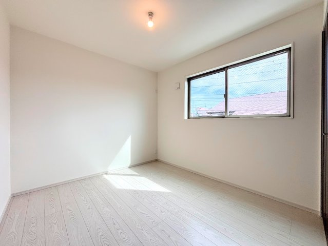 港南区芹が谷１丁目　新築戸建ての洋室|◆子どものスタディ空間として、あるいは書斎やホビールームとして生活スタイルに合わせて使えるプライベートルーム。居心地のいい落ち着いたインテリアが似合います。
