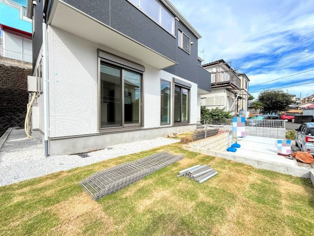 港南区芹が谷１丁目　新築戸建ての庭|◆陽あたりの取れた大きなお庭が本物件の特徴です。ウッドデッキやタイルテラス等、ライフスタイルに合わせて可変可能なため、夢が膨らみますね。
