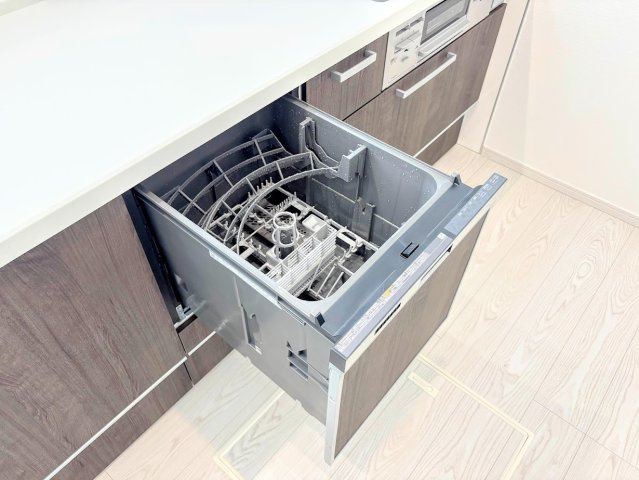 港南区芹が谷１丁目　新築戸建てのその他|◆食後の食器洗いは食洗機にお任せ！ご家族と団らんの時間を。家事の時短に効果大の食洗器付き。高温洗浄、節水効果もございます。
