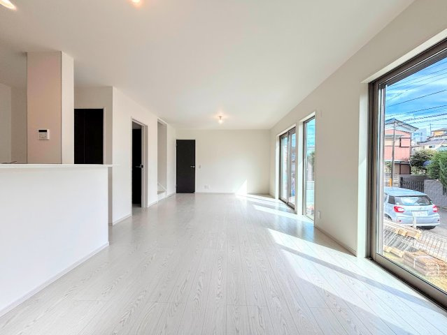 港南区芹が谷１丁目　新築戸建ての居間・リビング|◆リビングは一日中太陽の光が射し込みます。家族が集まる空間は、自然と笑顔が溢れます！
