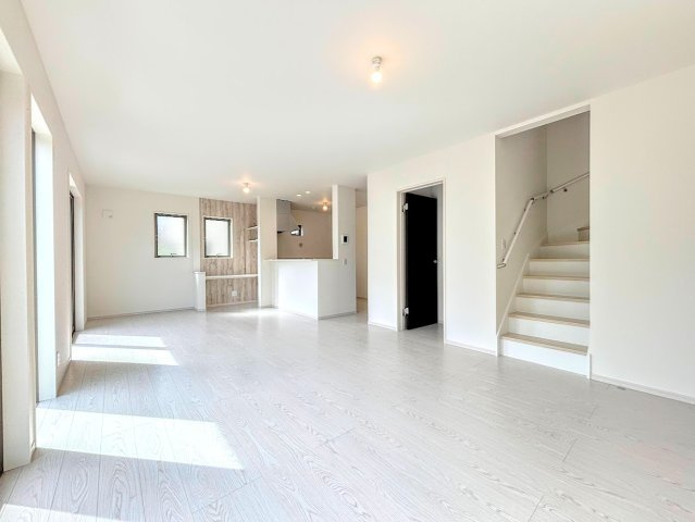 港南区芹が谷１丁目　新築戸建ての居間・リビング|◆ご家族の会話がはずむ、開放的なＬＤＫです。休日はお陽さまの光をたっぷりととりこめるぽかぽかリビングで過ごしませんか？
