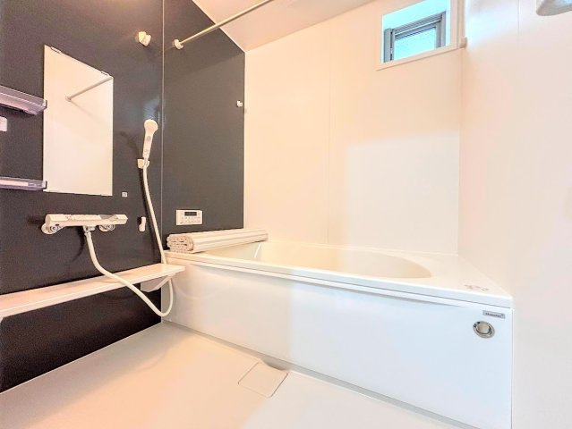港南区芹が谷１丁目　新築戸建ての浴室|◆お子様と一緒にバスタイムを楽しめる広々空間。浴室乾燥機付で心地よいバスタイムを実現します。
