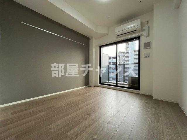 メイクス名駅南Ⅱの居間・リビング|広くて明るい寝室