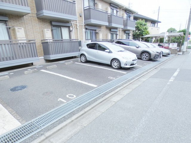 ファミール多摩平の駐車場