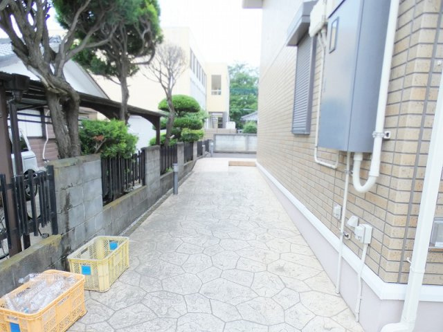 ファミール多摩平のエントランス