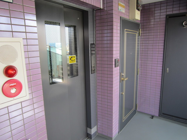 パレス内田６号館のロビー|エレベーター1基付いてます☆