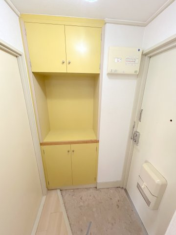 稲葉マンションの玄関