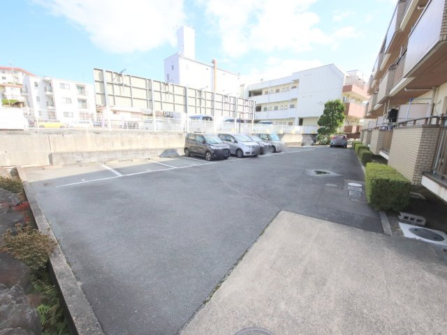 稲葉マンションの駐車場